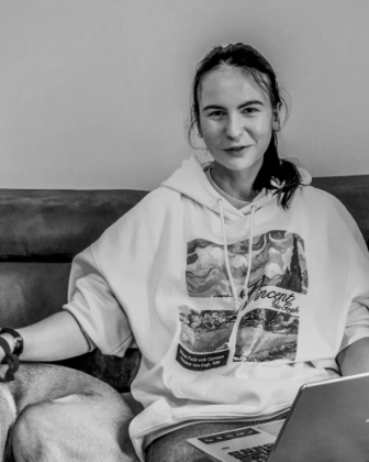Femme qui travaille avec son chien sur le canapé